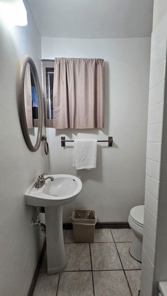 Cedar Lodge Motel