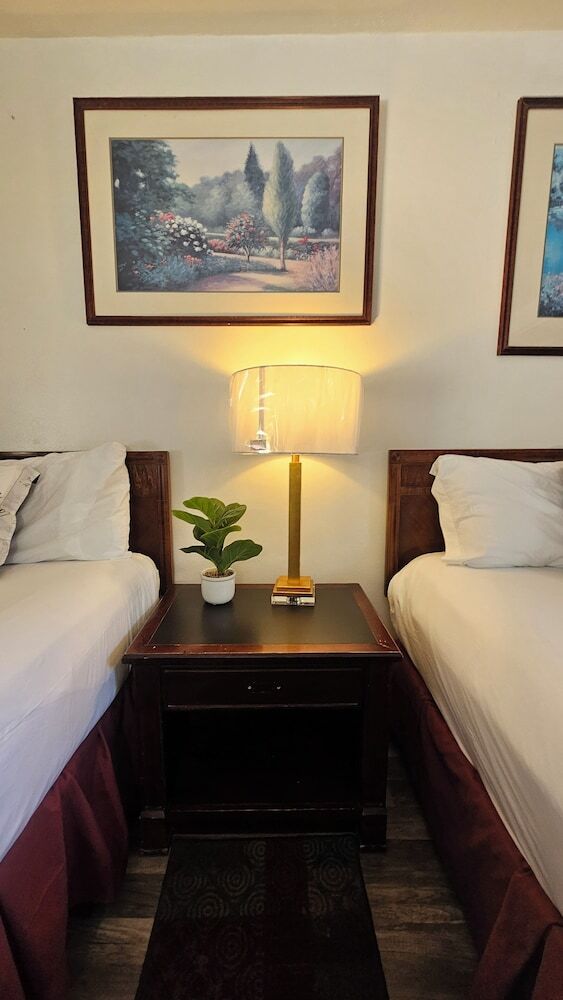 Cedar Lodge Motel
