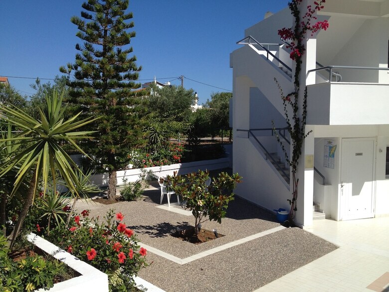 Amaryllis Front Beach Hotel