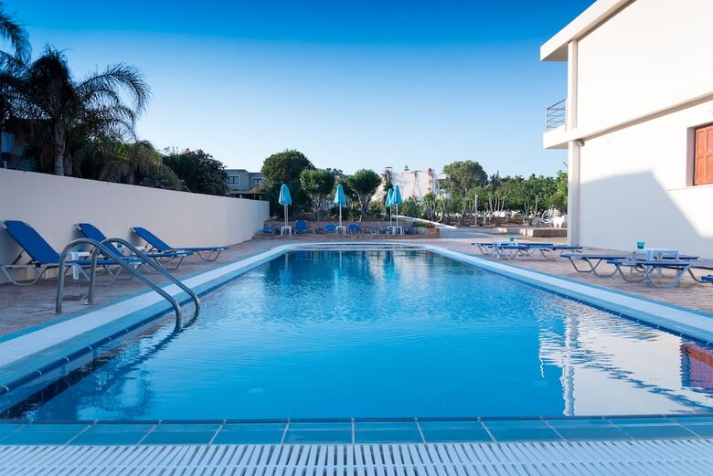 Amaryllis Front Beach Hotel