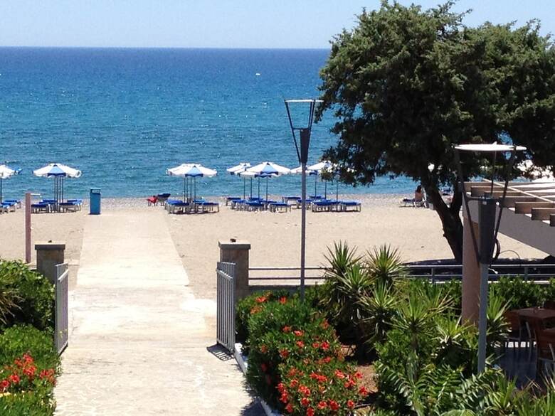 Amaryllis Front Beach Hotel