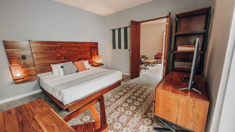 Hotel Unknown