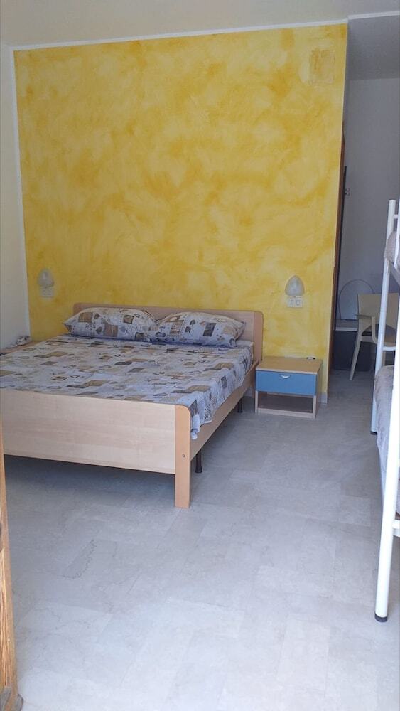 Bed & Breakfast Room-spacious Quadruple Room A Stone Thr