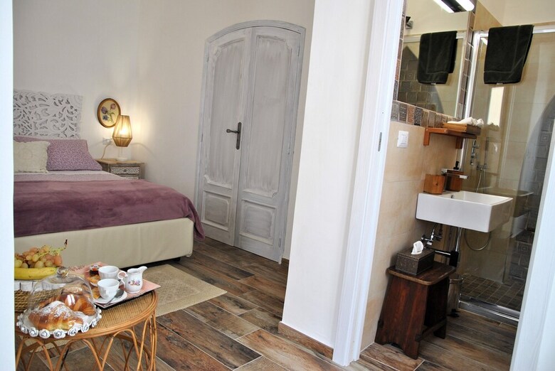Room In B&B - Mariasofia Master Suite With Private Bathroom