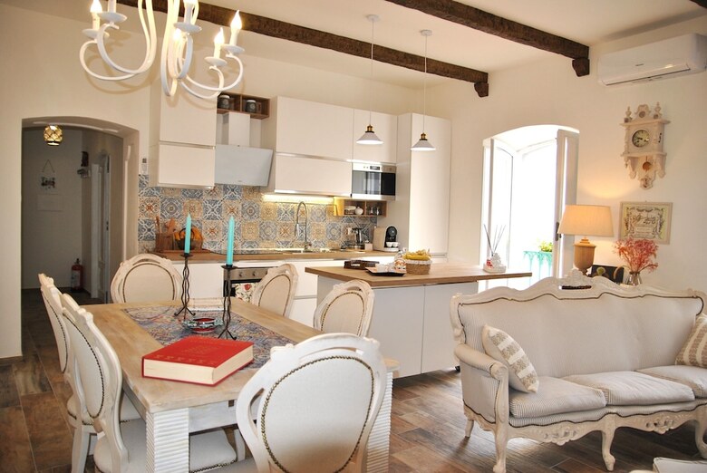 Room In B&B - Mariasofia Master Suite With Private Bathroom