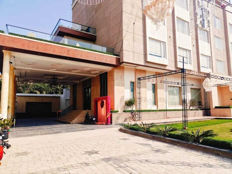 Four Leaf Hotel Akosha