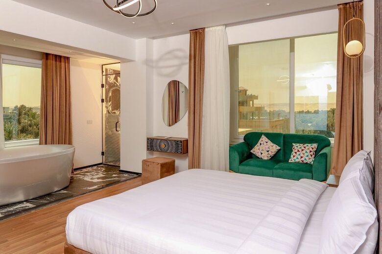 Aparthotel Guest House Paradise Top Roof Pyramids View