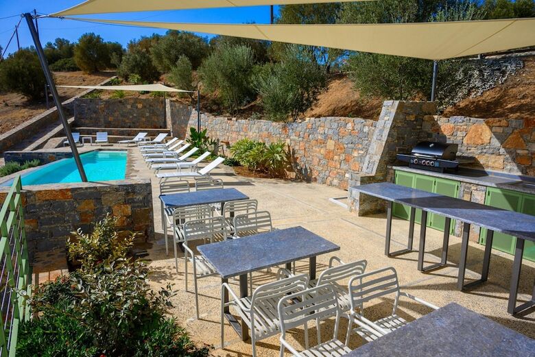 Roots Suites In Crete
