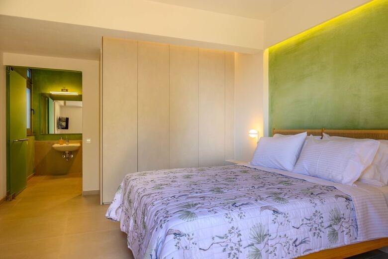 Roots Suites In Crete