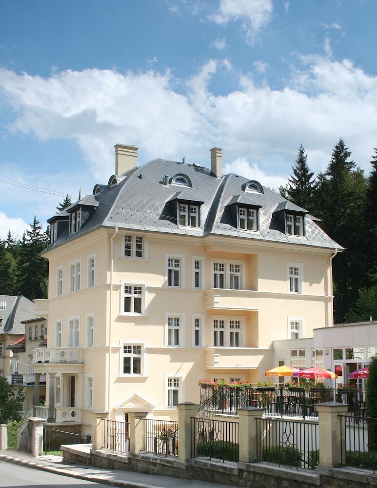Hotel L�ze?sk� L�?ebna M�nes