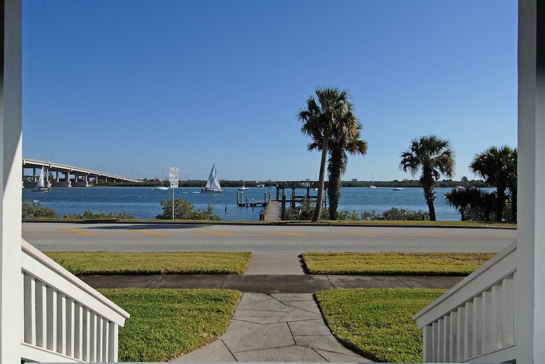 Night Swan Intracoastal B&B