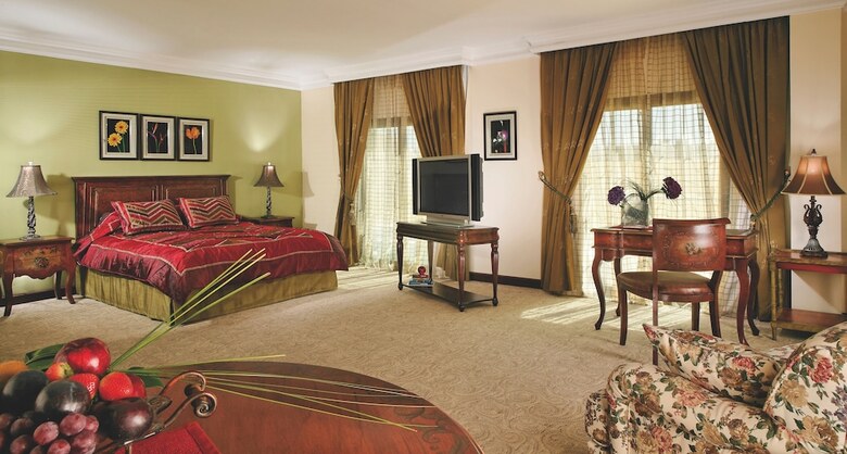 Hotel The Convention Center & Royal Suites