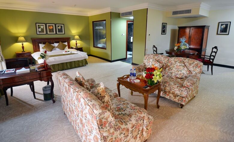 Hotel The Convention Center & Royal Suites