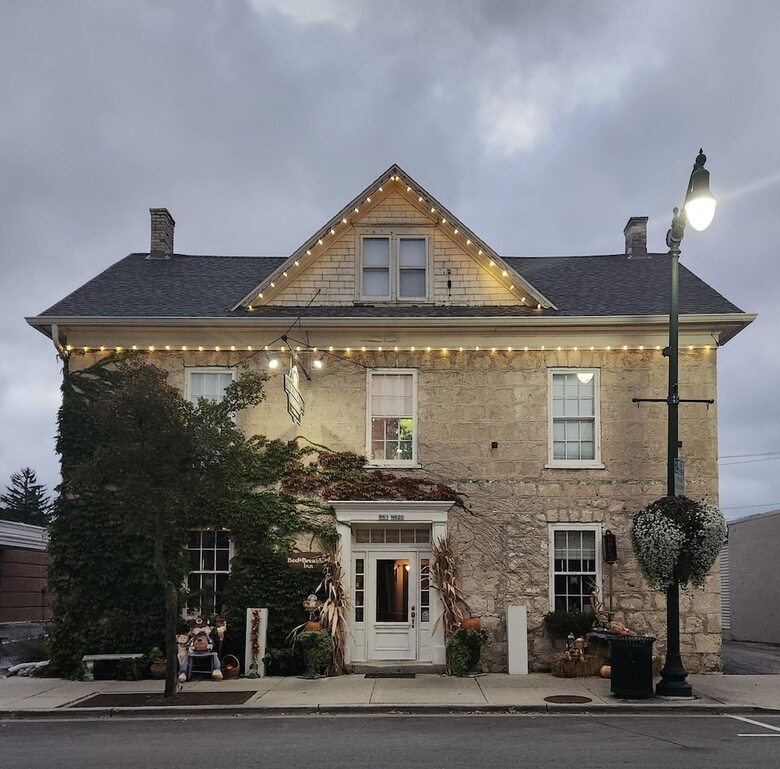 The Stagecoach Inn Bed & Breakfast And Five20 Social Stop