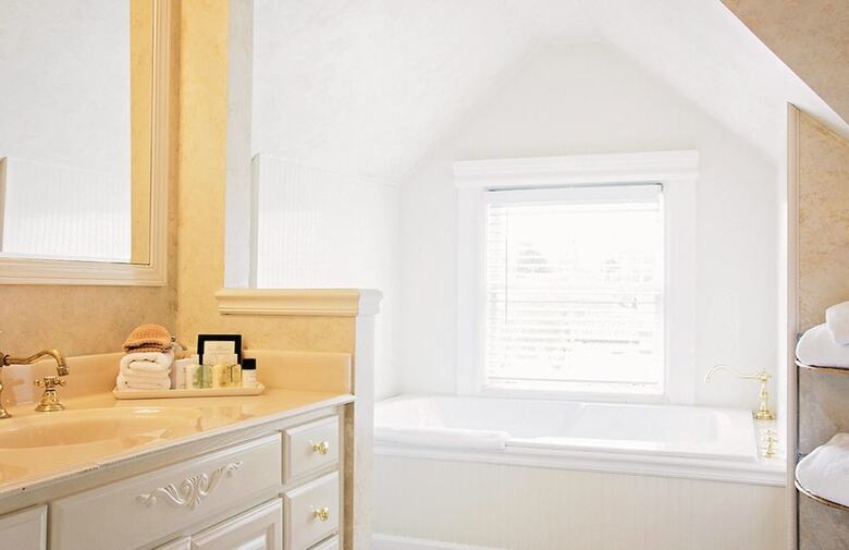 Bed & Breakfast 1801 First Luxury Inn