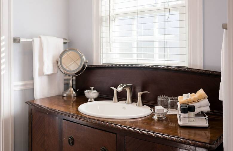 Bed & Breakfast 1801 First Luxury Inn