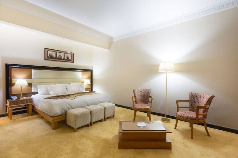 Chain Luxe Paradise Hotel