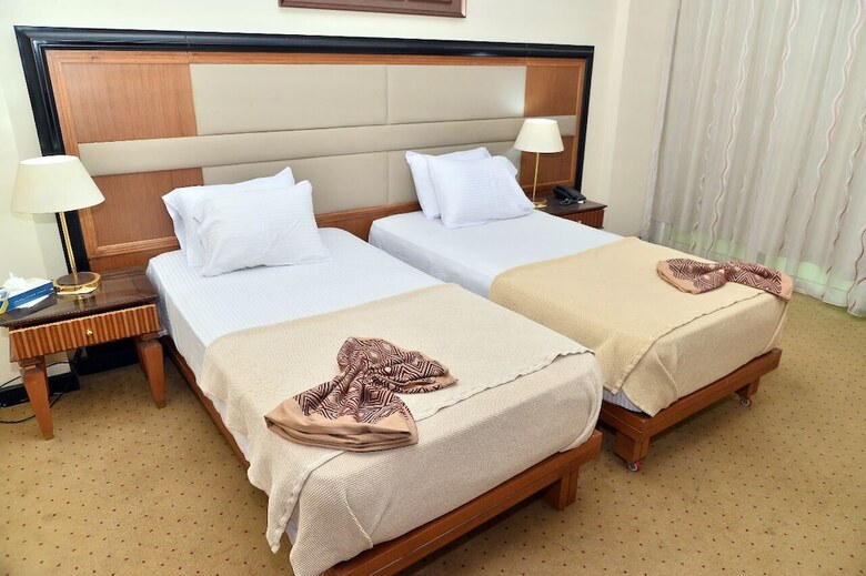 Chain Luxe Paradise Hotel