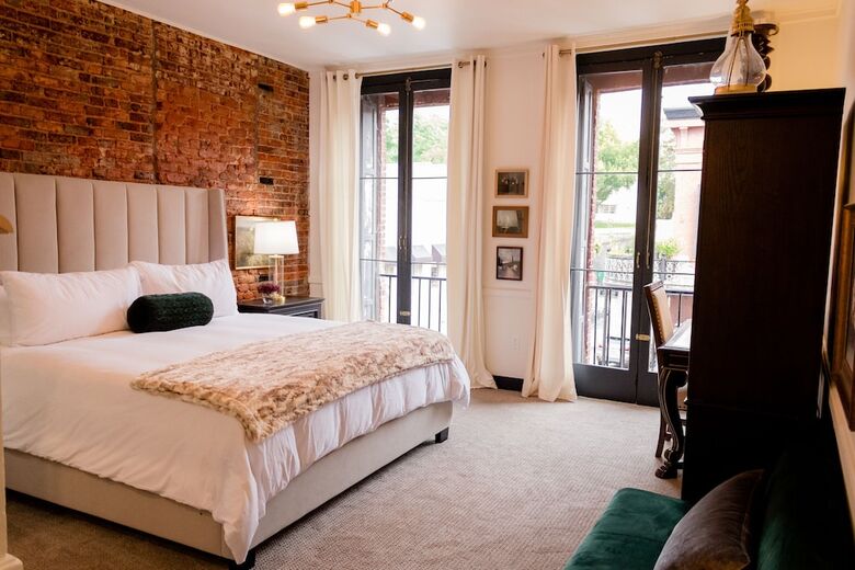 Hotel Speakeasy Suites