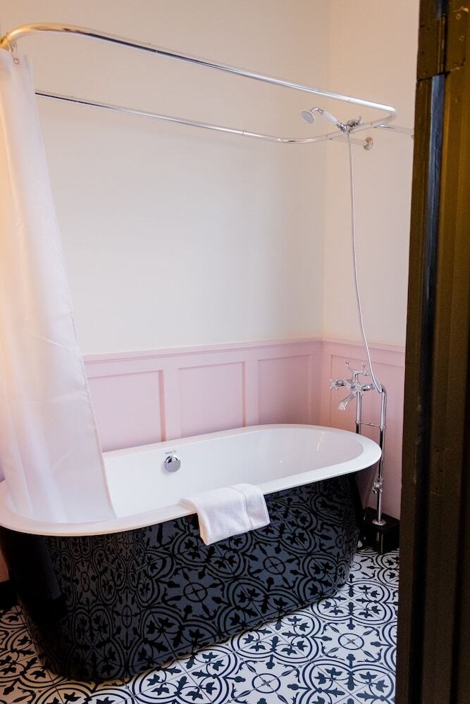 Hotel Speakeasy Suites