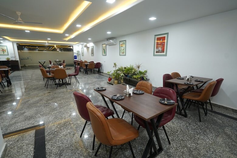 Hotel Posh Garden Inn