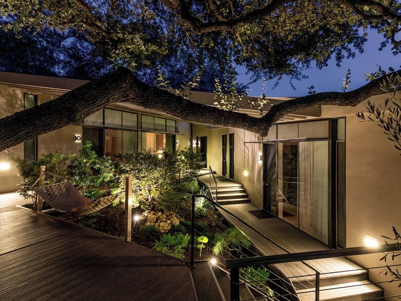 Frame Hotel - Treehouse