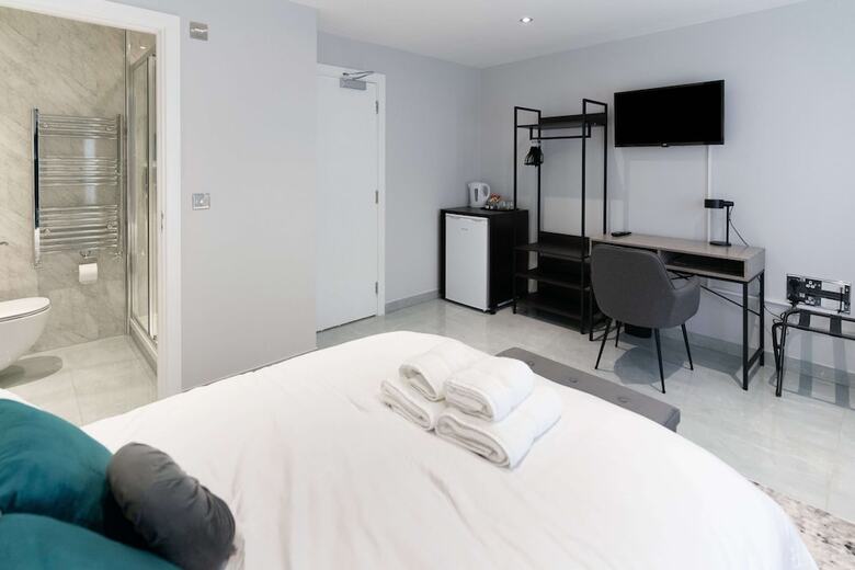 Luxury 5bd Guesthouse