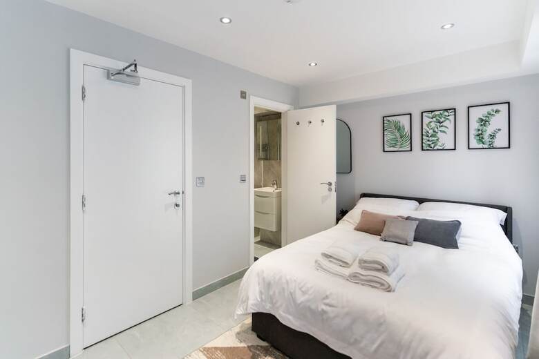 Luxury 5bd Guesthouse