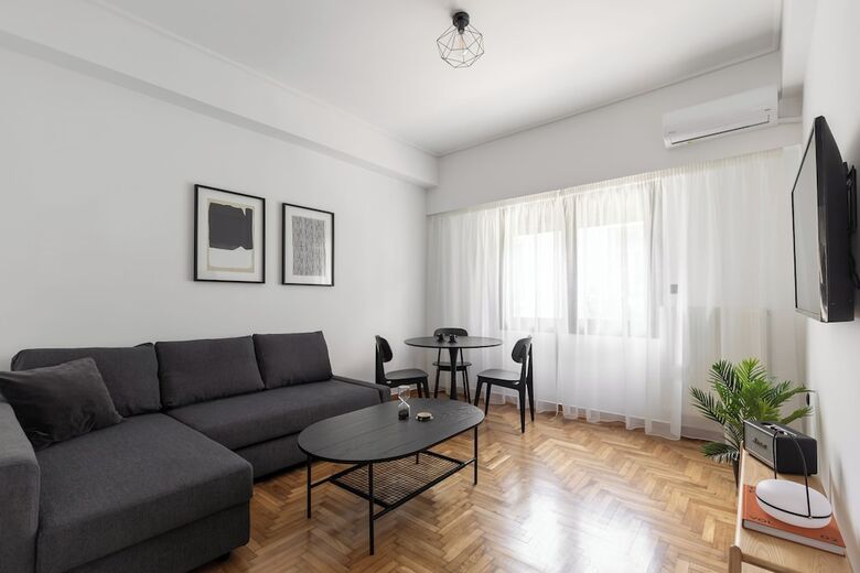 Elliot Neapoli, Athens
