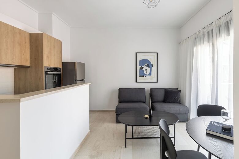 Elliot Neapoli, Athens