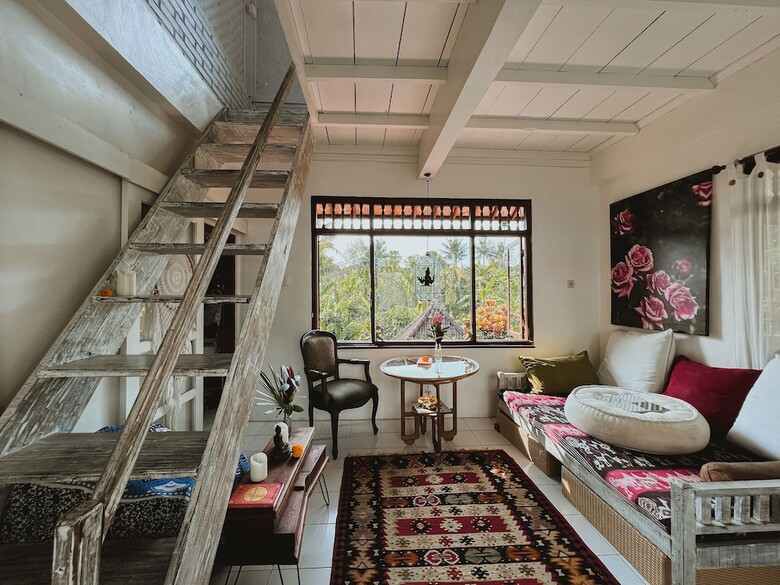 Bed & Breakfast 1111 Alchemy Space