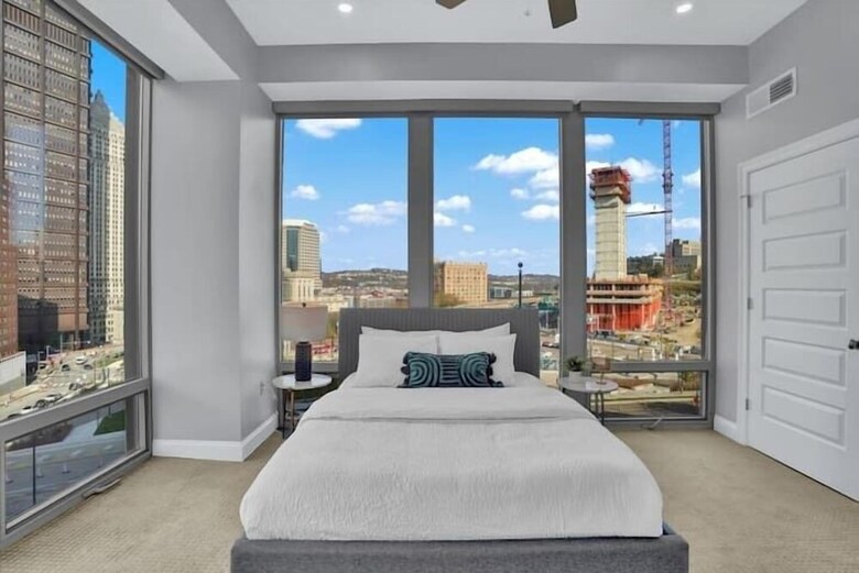 Aparthotel Two Posh Cozysuites Ppg Paints Arena