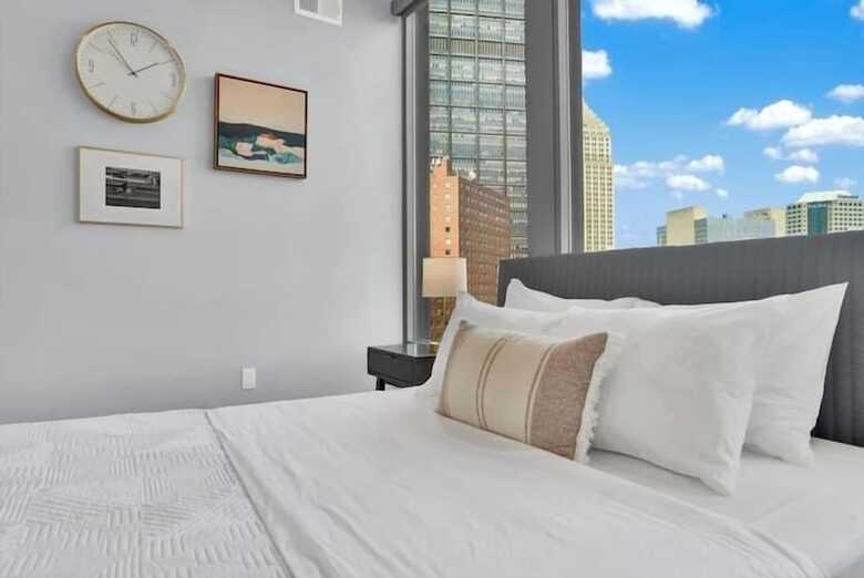 Aparthotel Two Posh Cozysuites Ppg Paints Arena
