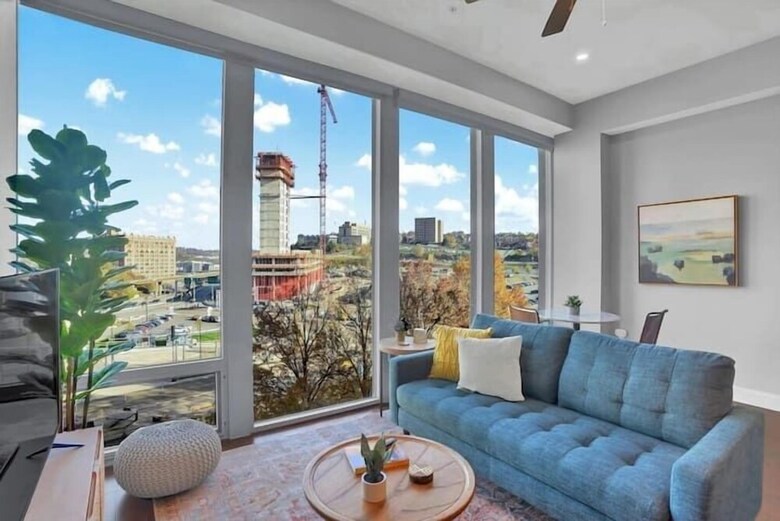 Aparthotel Two Posh Cozysuites Ppg Paints Arena