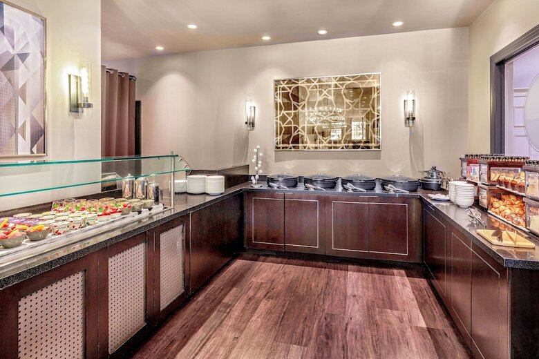 Sheraton Commander Hotel
