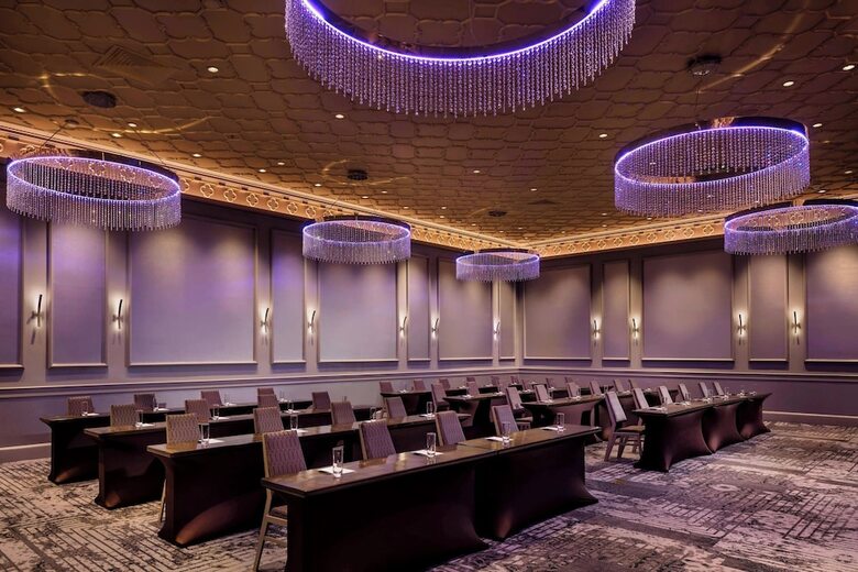 Sheraton Commander Hotel