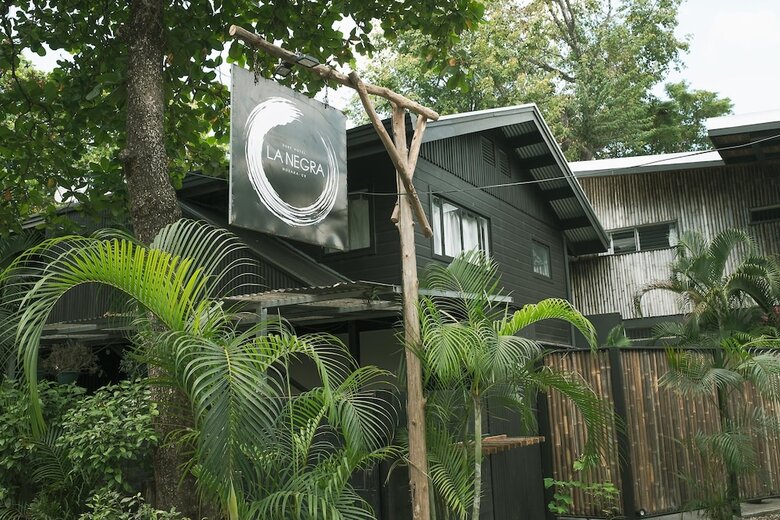 Bed & Breakfast La Negra Surf Hotel & Soda