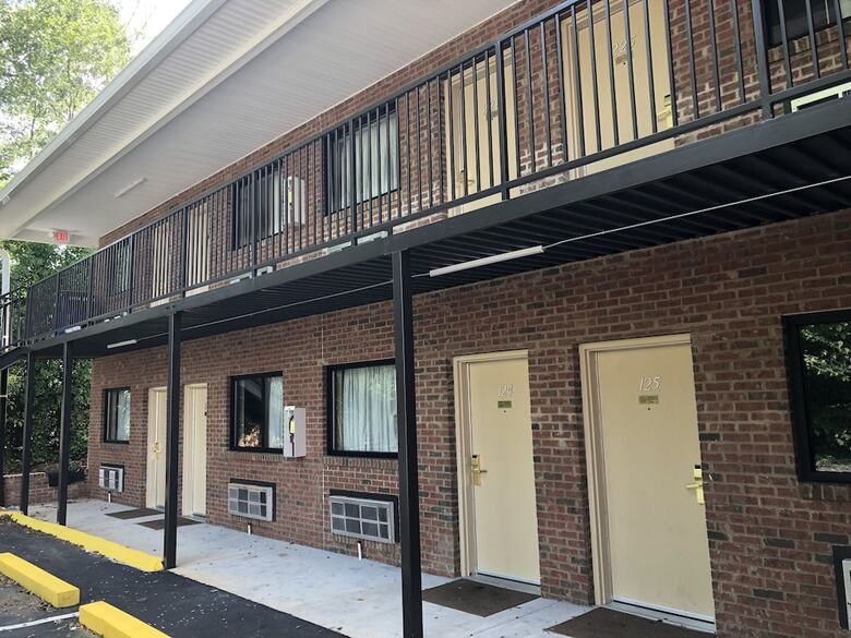 Motel Inn Between The Hedges