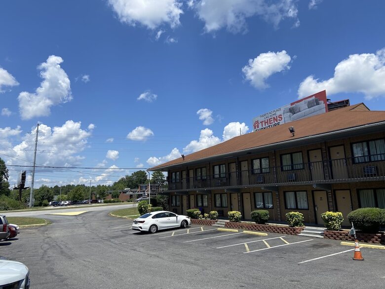 Motel Inn Between The Hedges