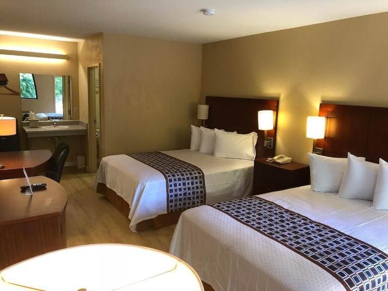 Motel Inn Between The Hedges