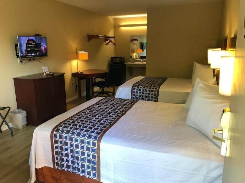 Motel Inn Between The Hedges