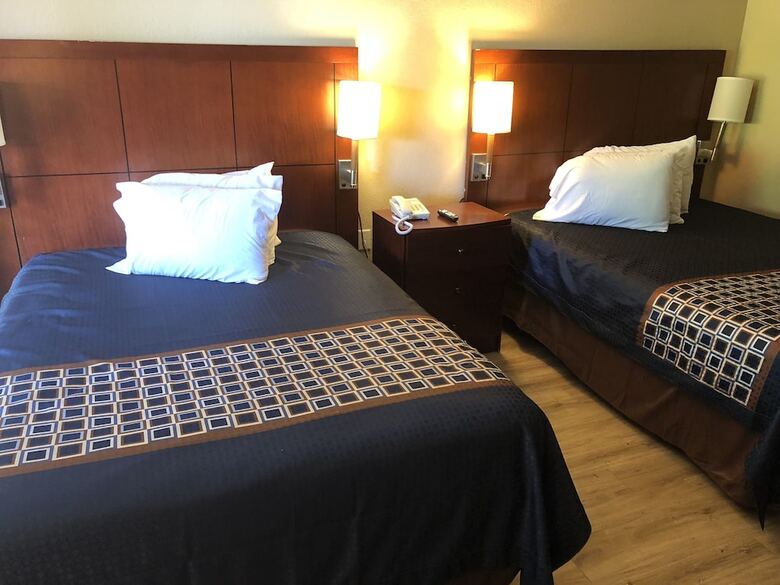 Motel Inn Between The Hedges
