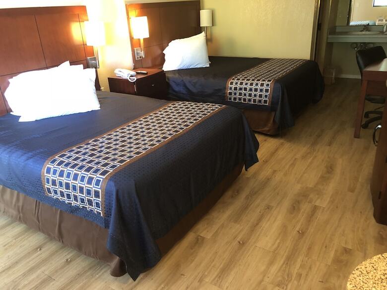 Motel Inn Between The Hedges