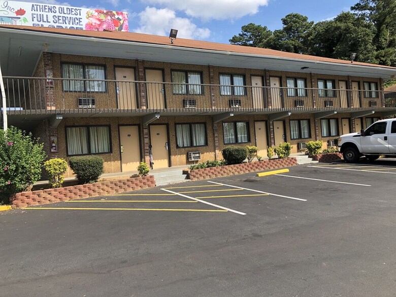 Motel Inn Between The Hedges