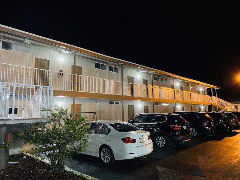 Motel Host Inn