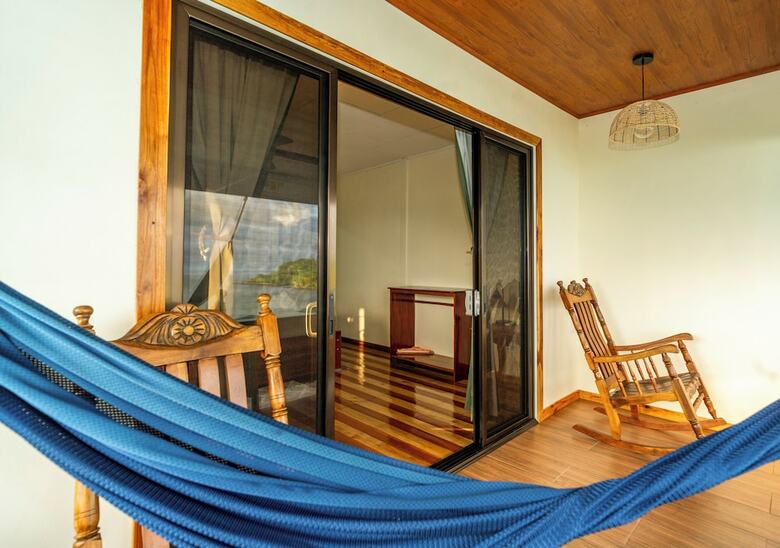 Cotingas Ocean View