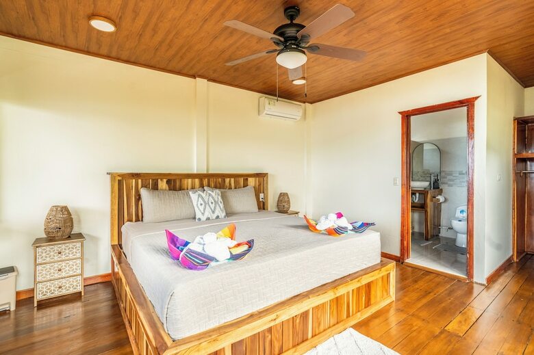 Cotingas Ocean View