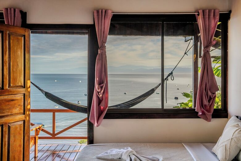 Cotingas Ocean View