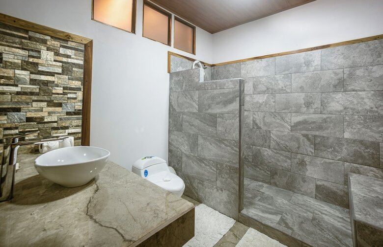 Cotingas Ocean View