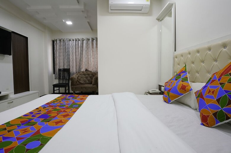 Hotel Fabexpress Rajmahal